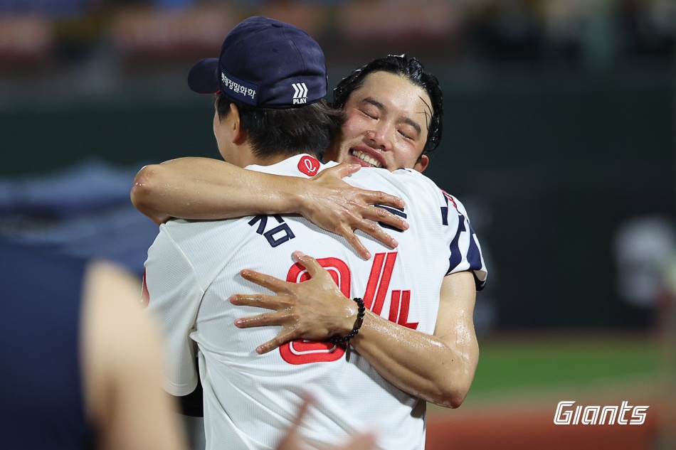 260428-키움전-079-현도훈 첫승축하KCH_0285.jpg