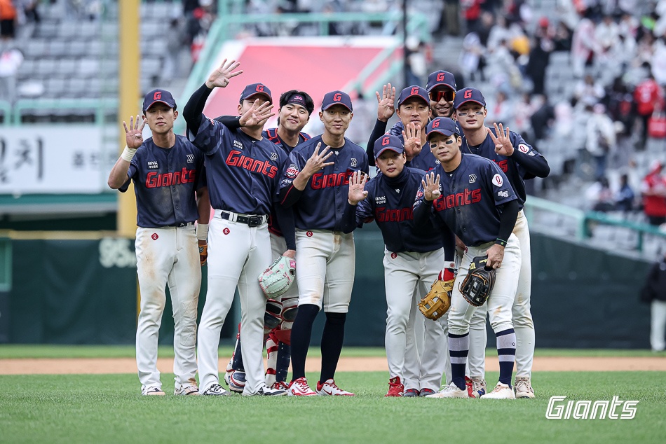 260503-SSG전-073-승리의 세리모니KCH_3681.jpg