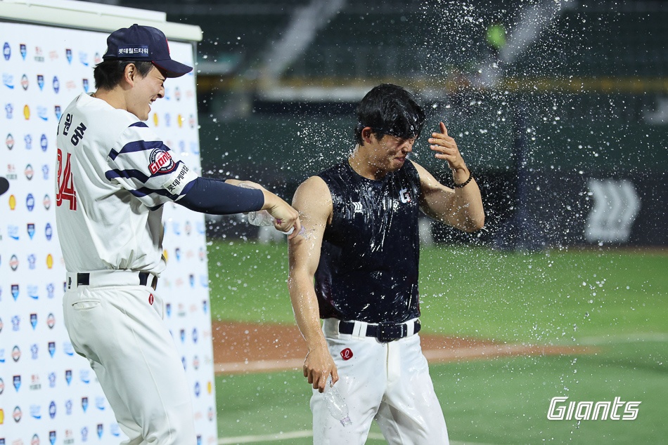 260428-키움전-077-현도훈 첫승축하KCH_0159.jpg