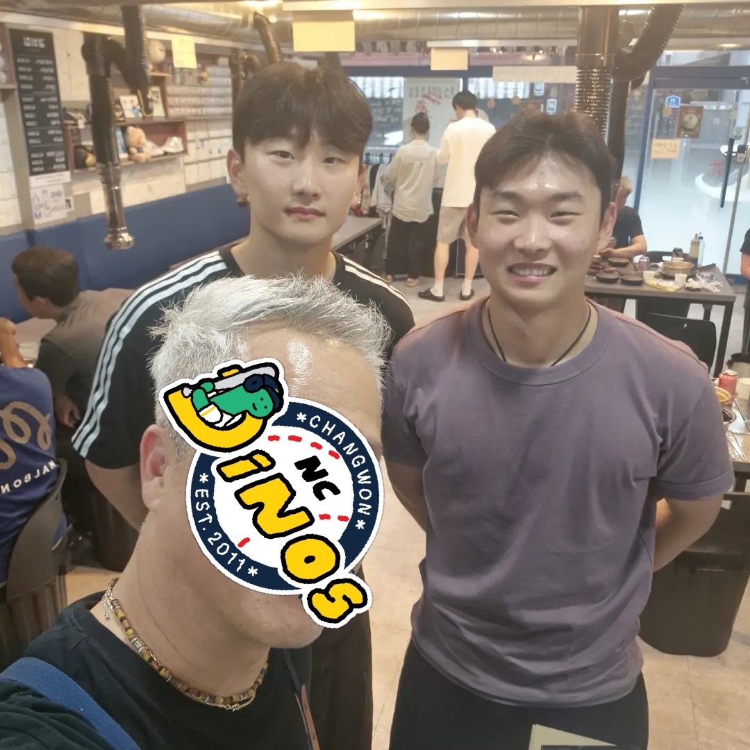 형제야구선수들^^프로입단하고 다시 만난 준서는 너무도 어른스러워진 모습👍준혁,준서 앞만 보고 달리자!!!#이준혁선수 #이준서선수#엔씨다이노스 @ncdinos2011#롯데.jpg