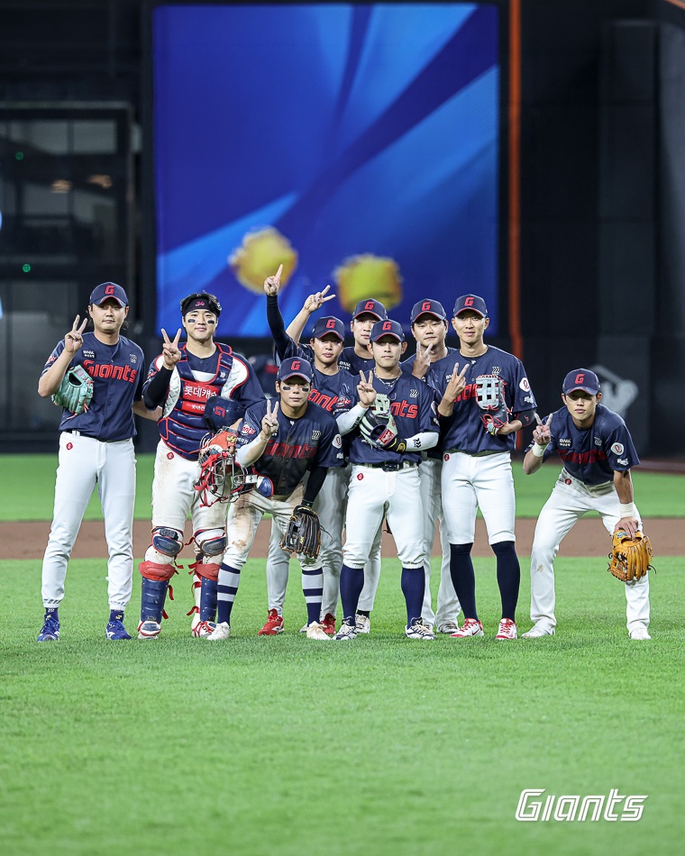 260521-한화전-065-승리의 세리모니KCH_1386.jpg