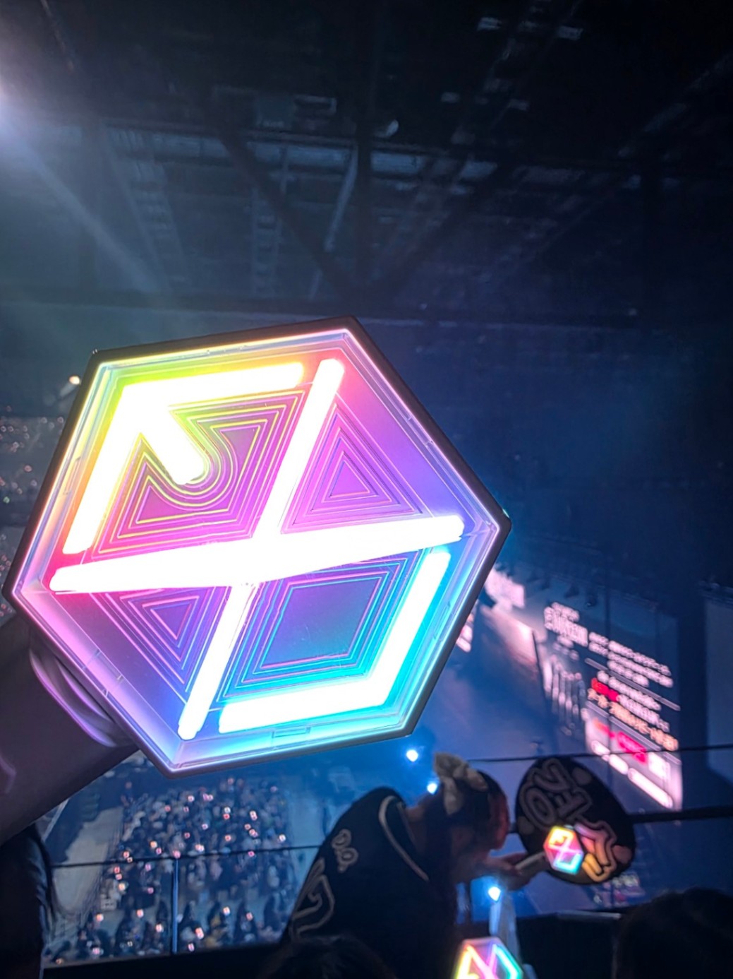 EXO 응원봉과 공연장