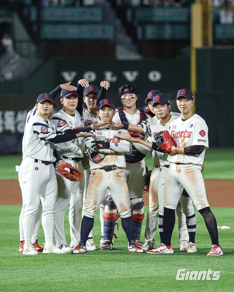 260528-LG전-076-승리의 세리모니KCH_4257.jpg