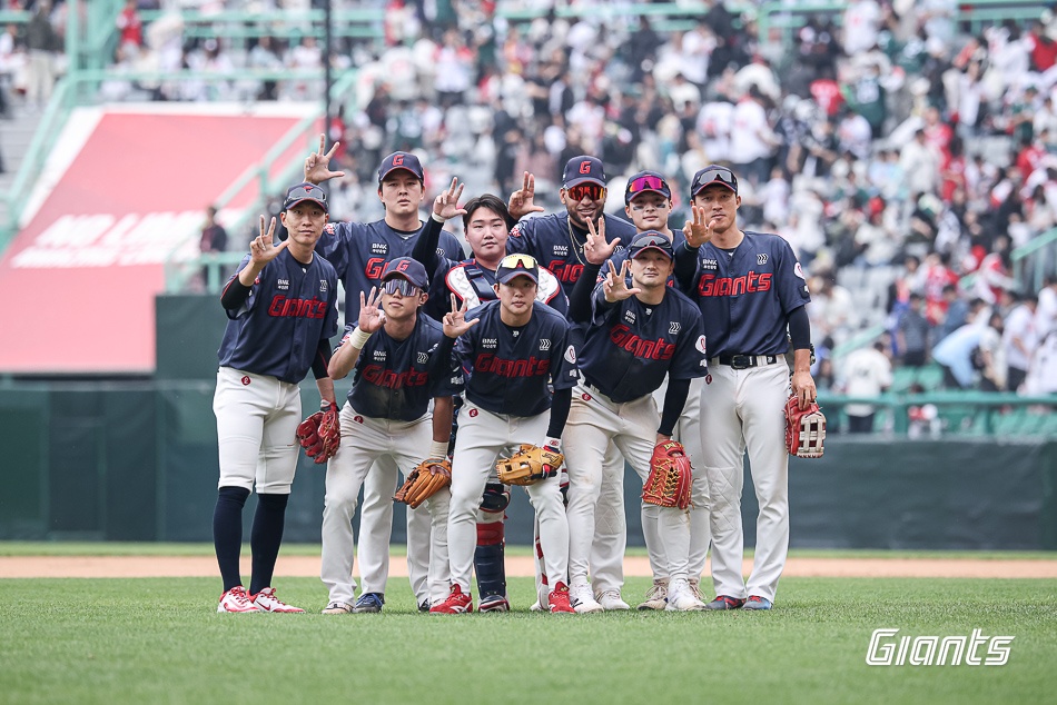 260502-SSG전-078-승리의 세리모니KCH_8972.jpg