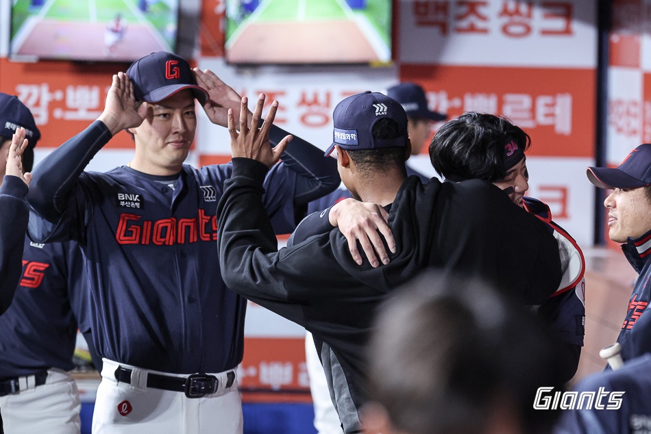 260410-키움전-062-로드리게스 동료들의 축하KCH_5786.jpg